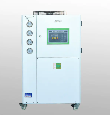 What is the working principle of an industrial chiller?